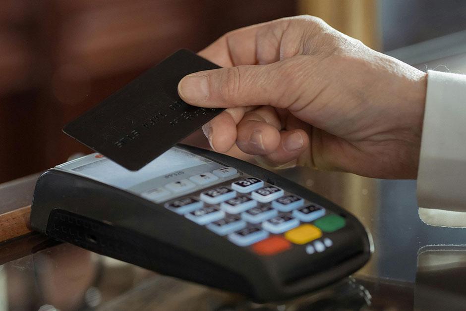 Person swiping creditcard